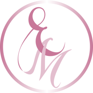 Logotipo decorativo de Esther Medina sobre la imagen de fondo