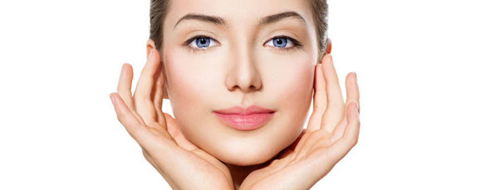 Rostro de mujer bien cuidado, maquillado y bien hidratado y nutrido, sin arrugas