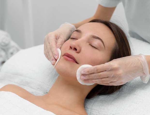 Esteticista clienta salon rutina cuidado facial 01
